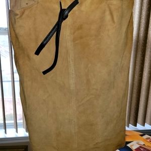 Beige suede lined skirt with leather belt
